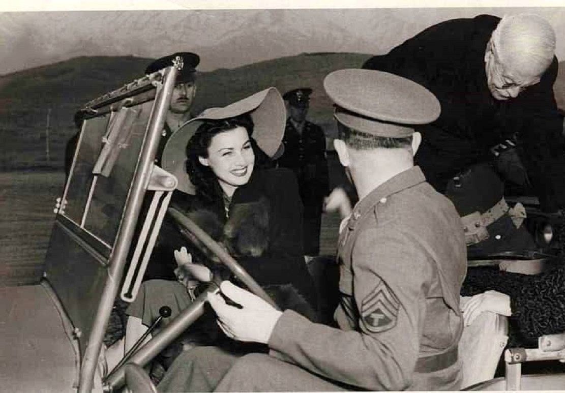 عکس/ «فوزیه فواد» در کنار شمس و اشرف پهلوی؛ سال 1318