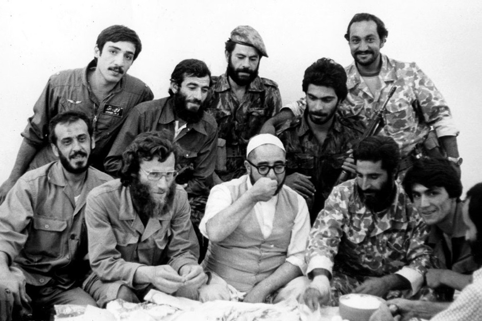 عکس/ «محمدصادق خلخالی در حال ناهار خوردن در جبهه»؛ دهه ۶۰ عکس/ «محمدصادق خلخالی در حال ناهار خوردن در جبهه»؛ دهه ۶۰