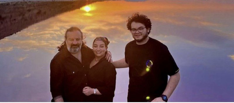 عکس/قابی سه نفره از دل شیراز؛ مهراب قاسم‌خانی و فرزندانش!