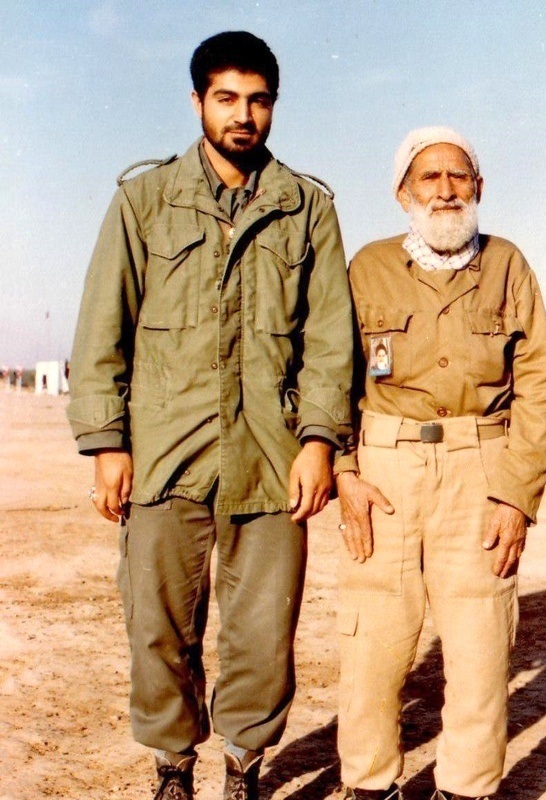 عکس/ «حاج قاسم سلیمانی» در کنار پدرش در جبهه عکس/ «حاج قاسم سلیمانی» در کنار پدرش در جبهه