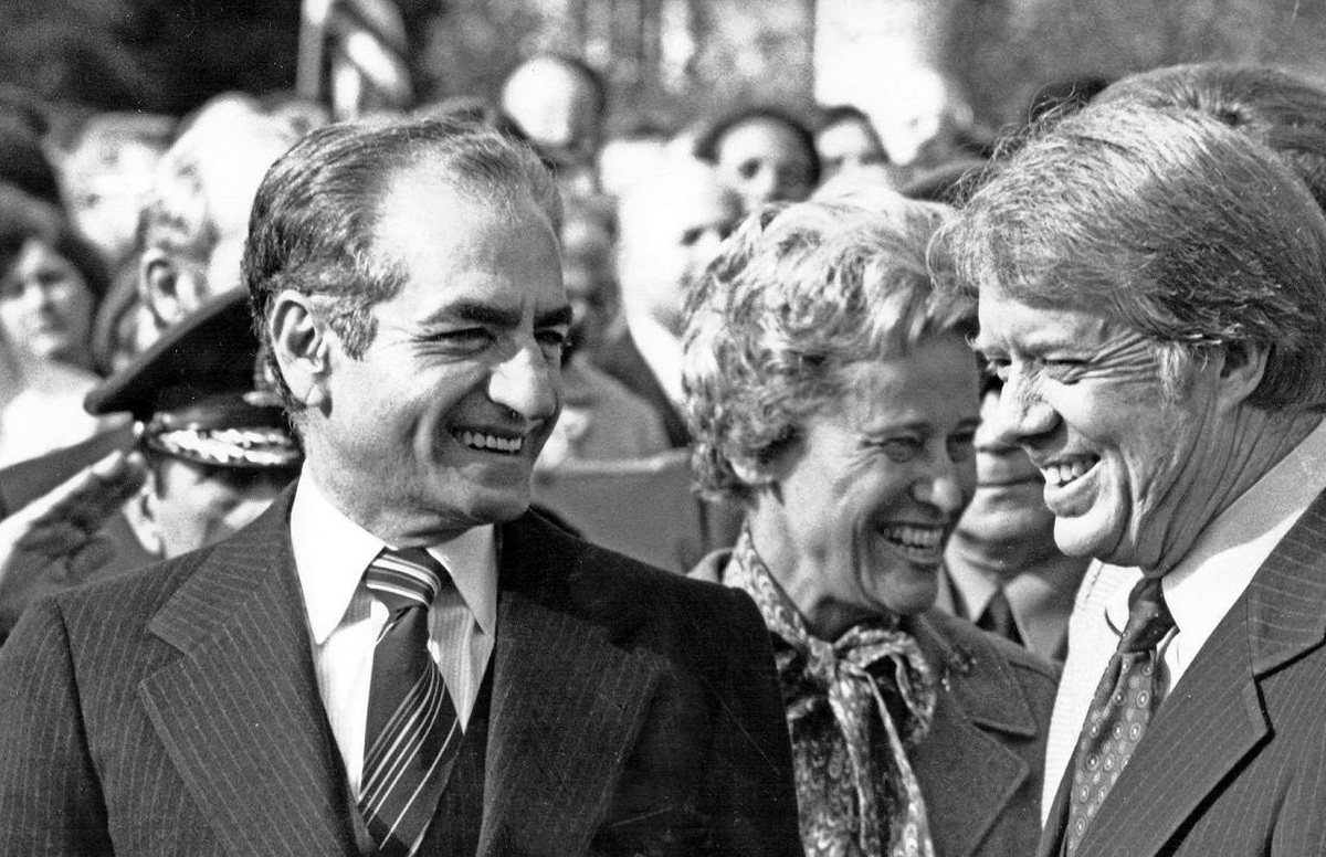 عکس/  دیدار «ثریا و محمدرضا پهلوی با دکتر مصدق»؛ سال ۱۳۳۱