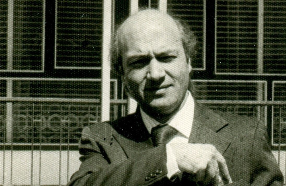 عکس/ «دکتر شریعتی» در حال سیگار کشیدن در خانه دوستان؛ دهه 50 عکس/ «دکتر شریعتی» در حال سیگار کشیدن در خانه دوستان؛ دهه 50
