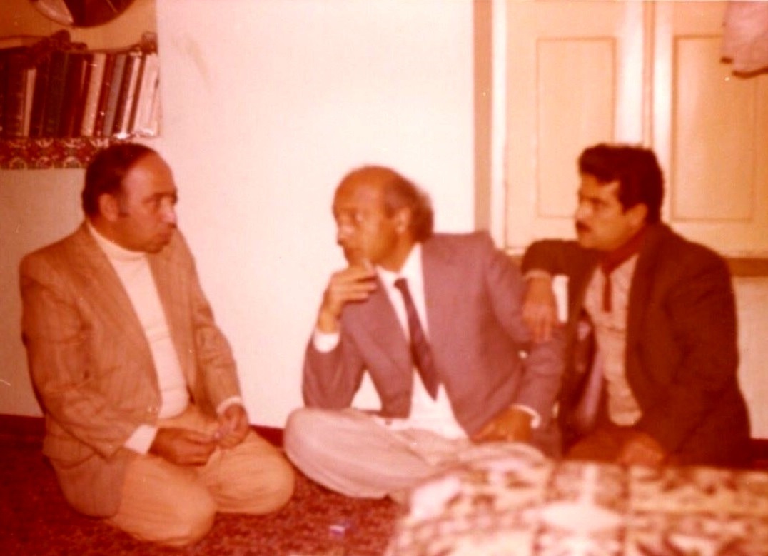عکس/ «دکتر شریعتی» در حال سیگار کشیدن در خانه دوستان؛ دهه ۵۰