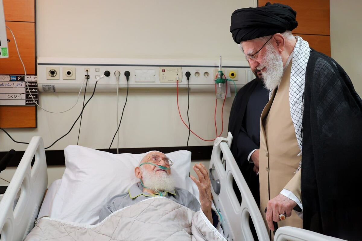 رهبر معظم انقلاب از حضرت آیت‌الله نوری همدانی عیادت کردند