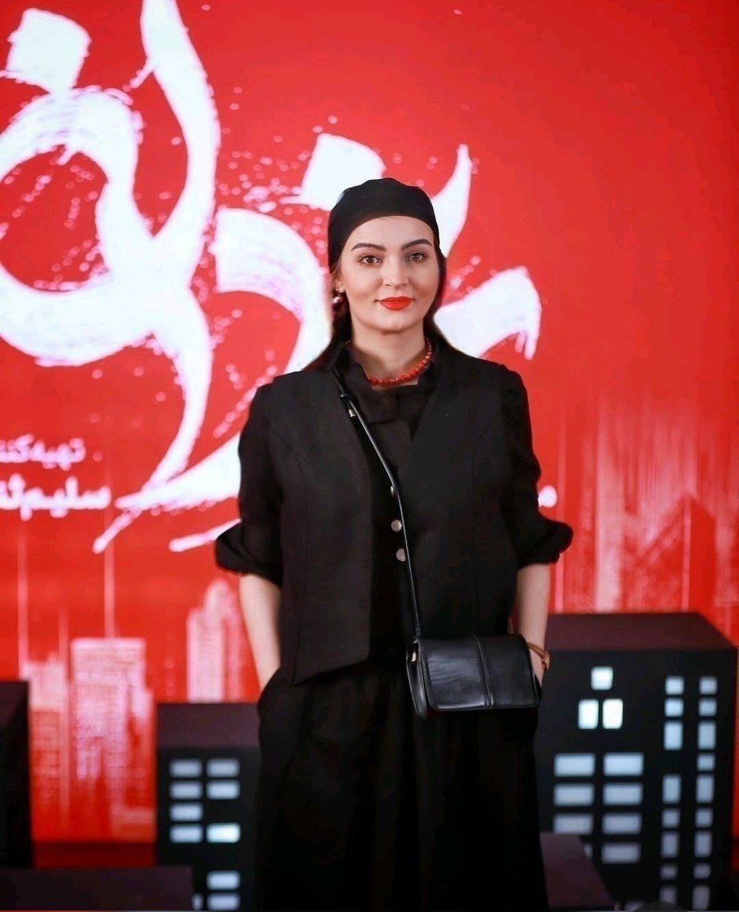 عکس/بیتای سریال آوای باران با یک تیپ خاص ظاهر شد