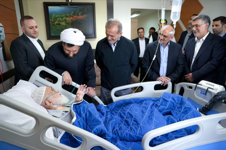 پزشکیان از آیت‌الله نوری همدانی عیادت کرد + عکس
