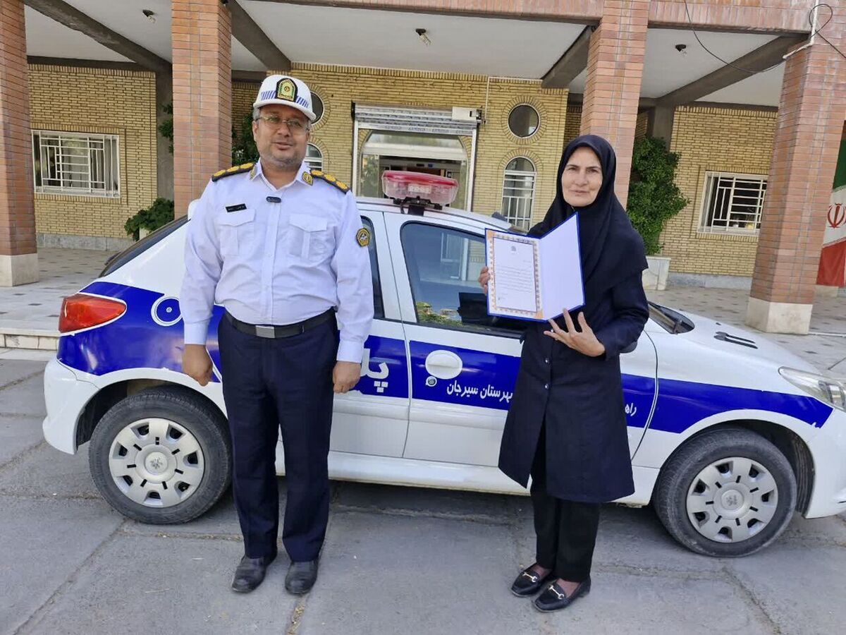 تجلیل از زن سیرجانی که هنگام قطع برق به کمک پلیس راهور آمد