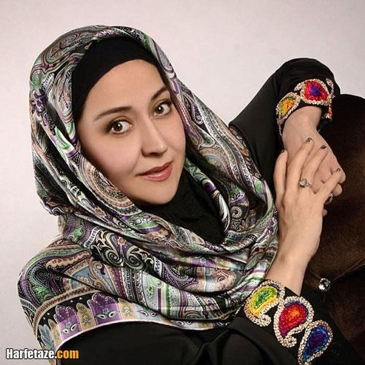 عکس بازیگر سریال آوای باران و دانشجویانش در دانشگاه