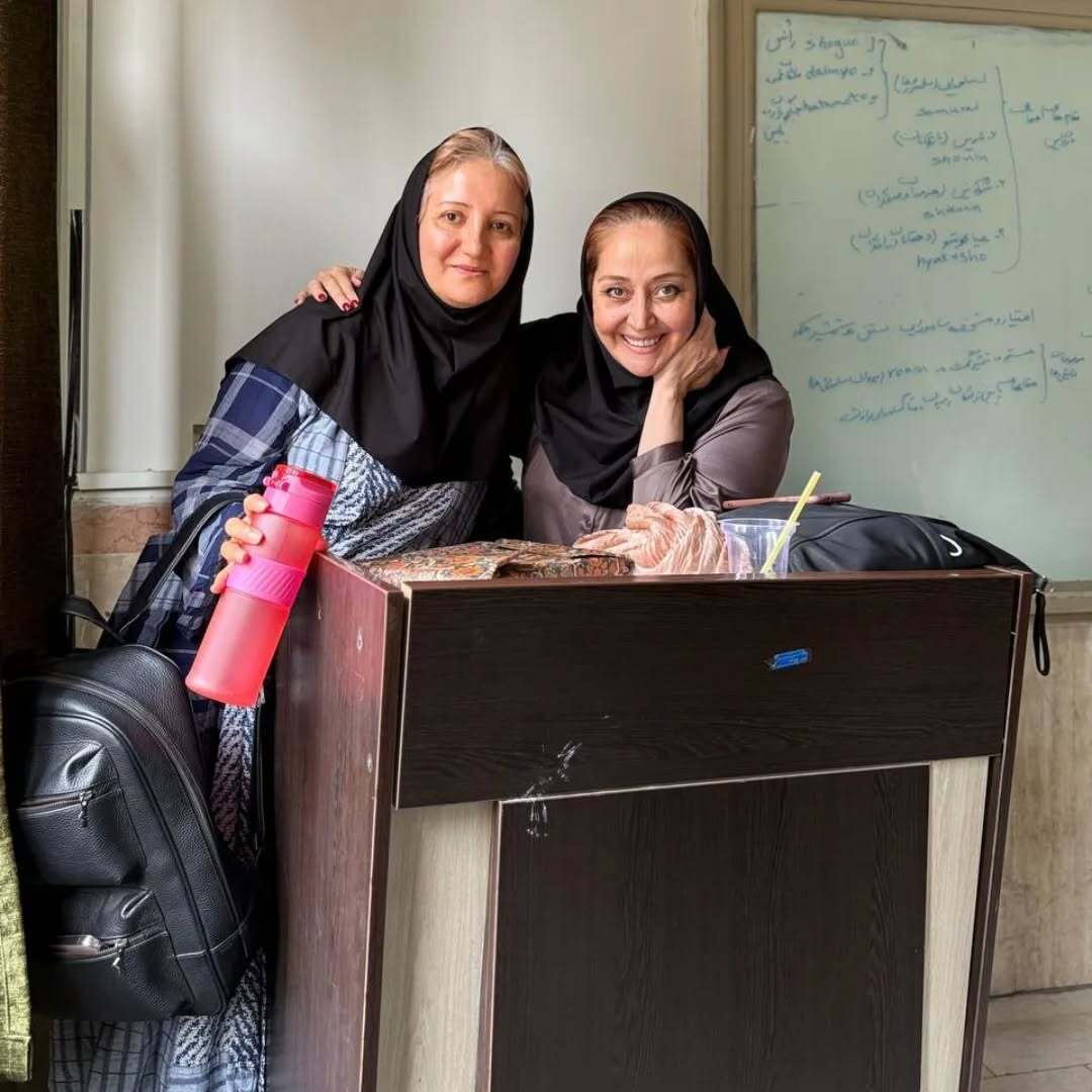 عکس بازیگر سریال آوای باران و دانشجویانش در دانشگاه