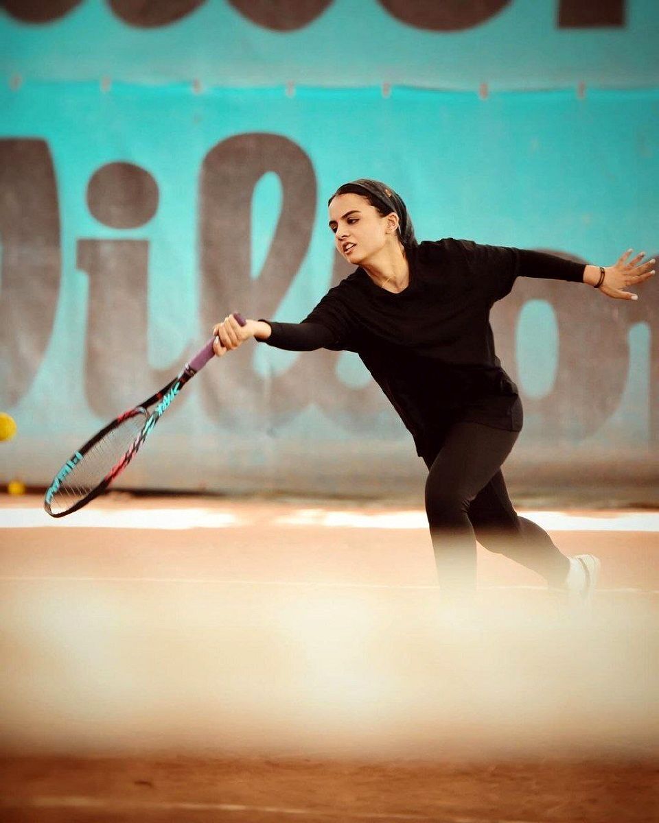 عکس/تیپ متفاوت سارا حاتمی در زمین تنیس