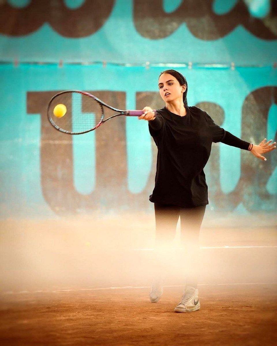 عکس/تیپ متفاوت سارا حاتمی در زمین تنیس