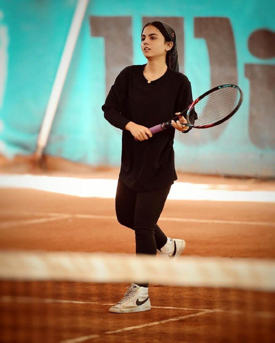 عکس/تیپ متفاوت سارا حاتمی در زمین تنیس