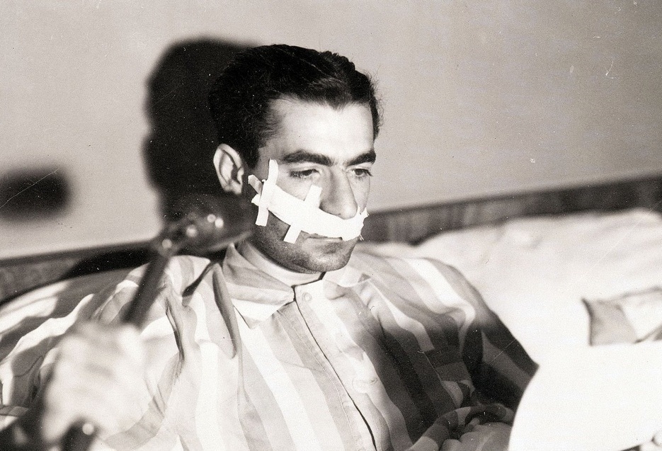 عکس/ «محمدرضا پهلوی بعد ترور و روی تخت بیمارستان»؛ سال ۱۳۲۷