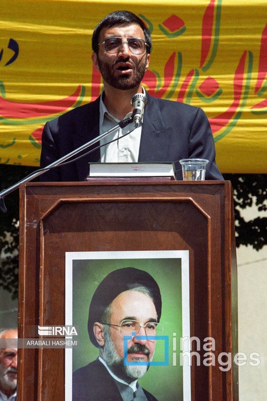 عکس/تصویری از زاکانی با پوستر خاتمی در دهه هفتاد