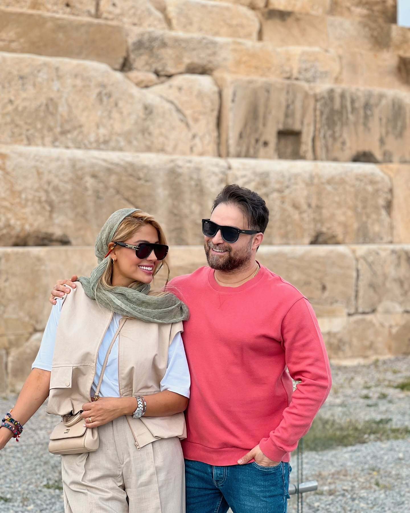 عکس بابک جهانبخش و همسرش در مقبره کوروش عکس بابک جهانبخش و همسرش در مقبره کوروش