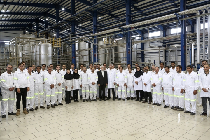 عارف: اجازه نمیدهیم موانعی بر سر راه تولیدکنندگان ایجاد شود عارف: اجازه نمیدهیم موانعی بر سر راه تولیدکنندگان ایجاد شود