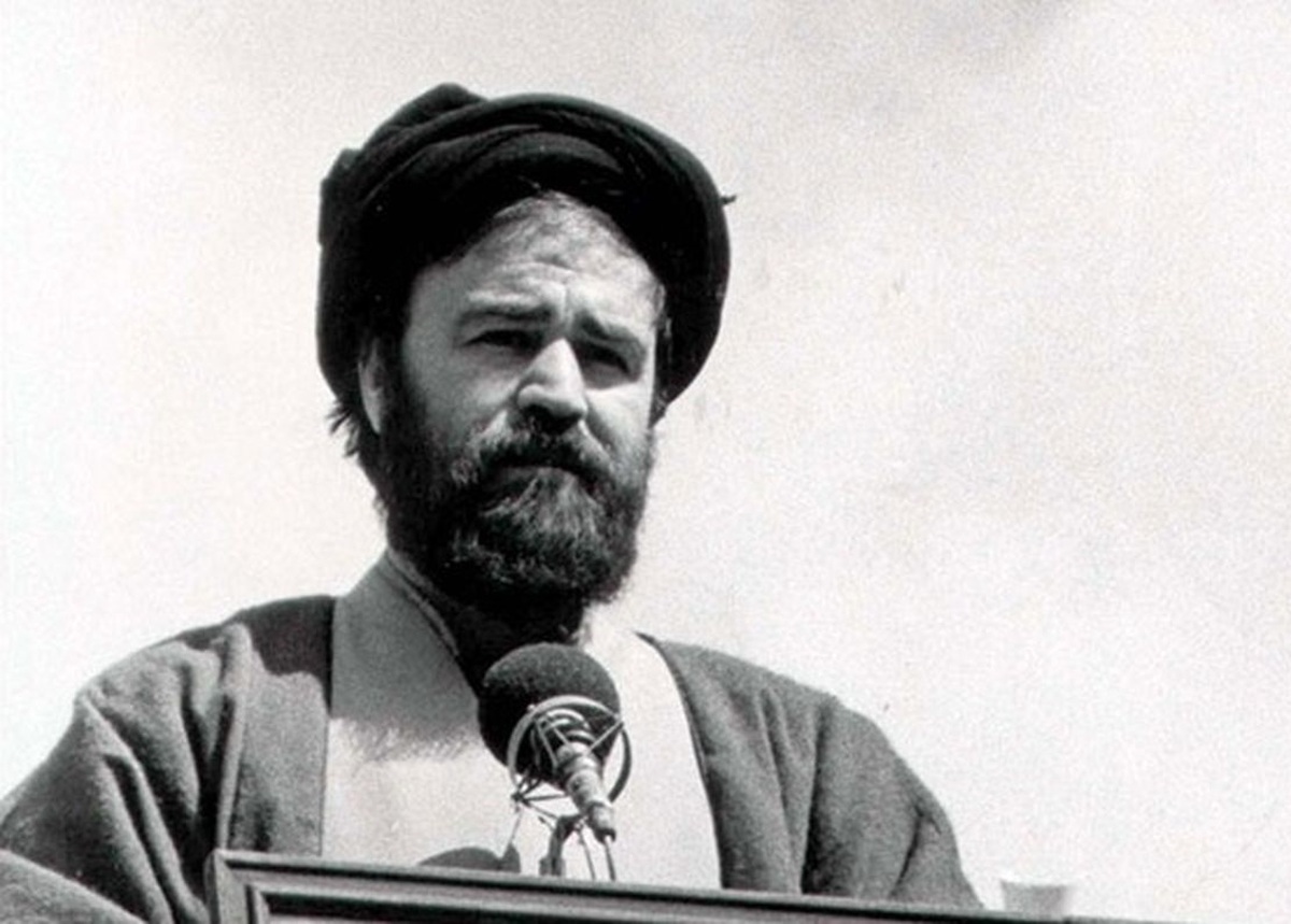 عکس/  «سید احمد خمینی» در حال انجام ورزش زورخانه‌ای؛ دهۀ ۱۳۶۰