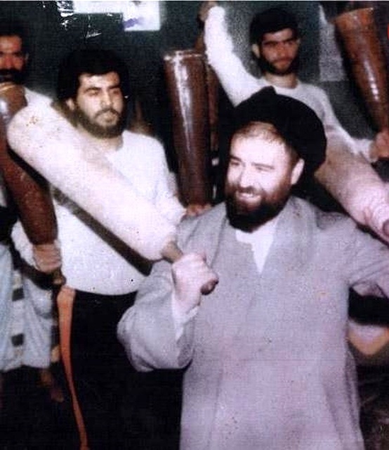 عکس/ «سید احمد خمینی» در حال انجام ورزش زورخانهای؛ دهۀ ۱۳۶۰ عکس/ «سید احمد خمینی» در حال انجام ورزش زورخانهای؛ دهۀ ۱۳۶۰