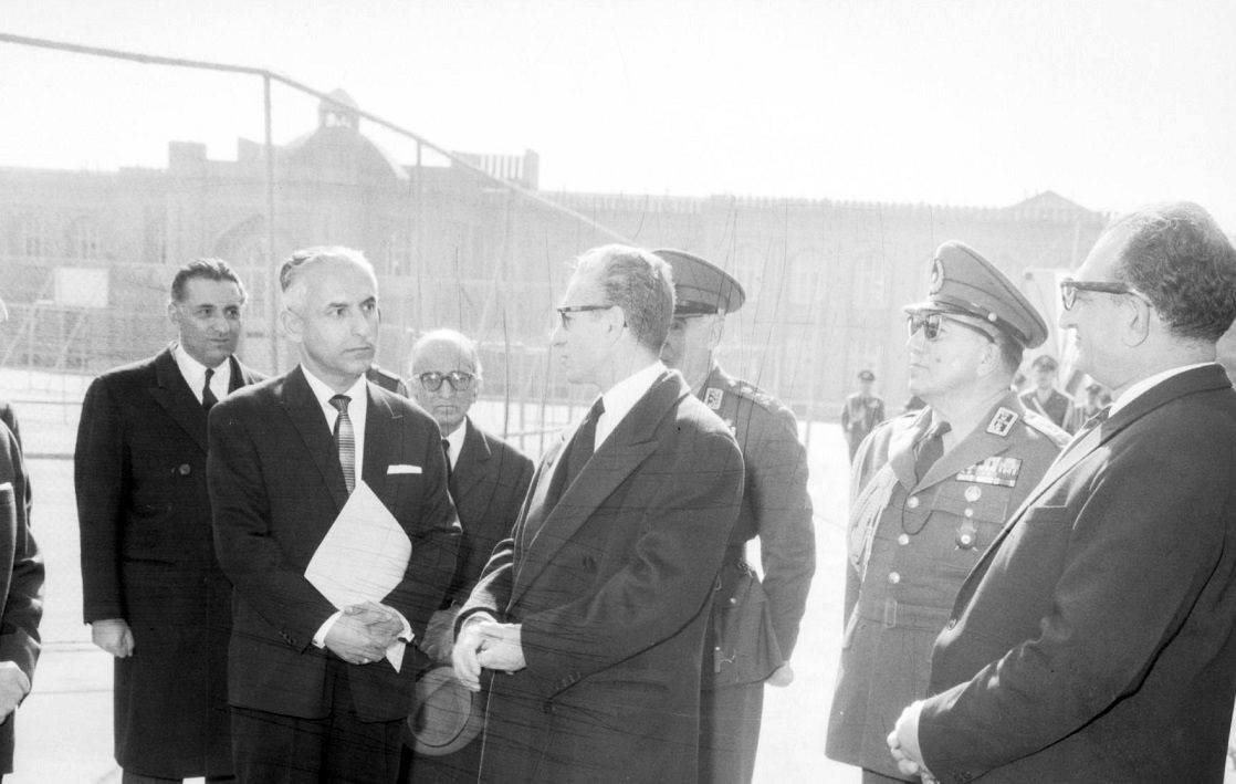 عکس/ «محمدرضا پهلوی و هویدا در یک مانور در بندرعباس»؛ سال 57