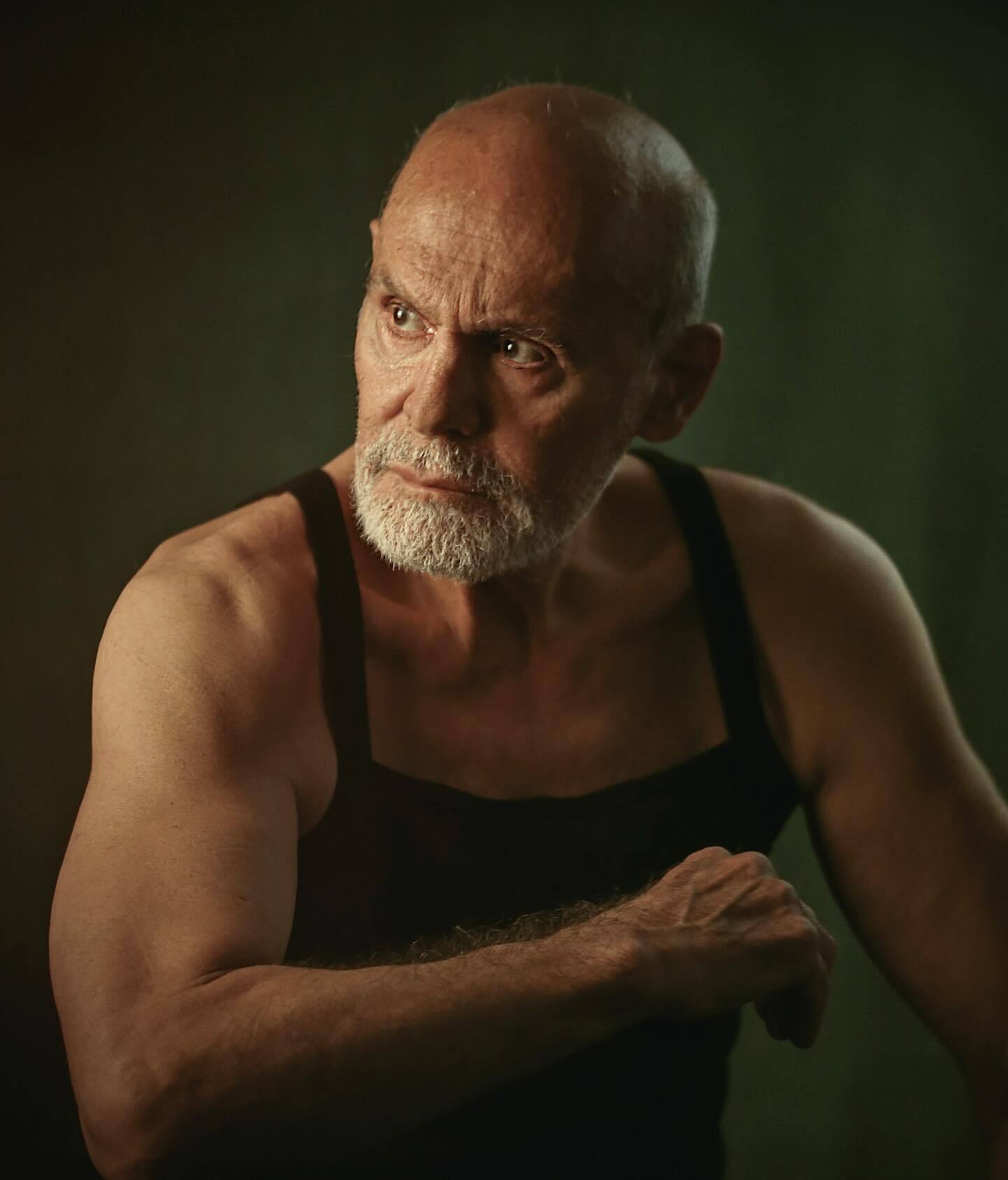 عکس/هیکل ورزیده جمشید هاشم‌پور در سن ۸۱ سالگی