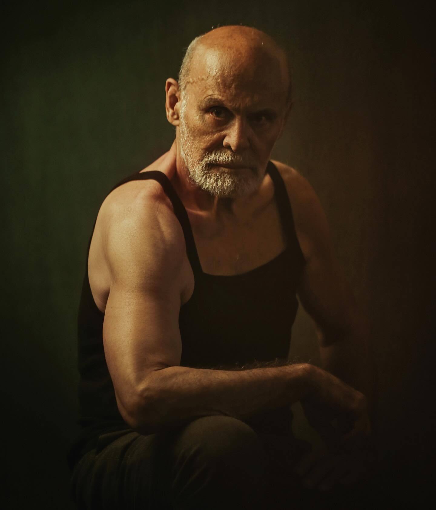 عکس/هیکل ورزیده جمشید هاشم‌پور در سن ۸۱ سالگی