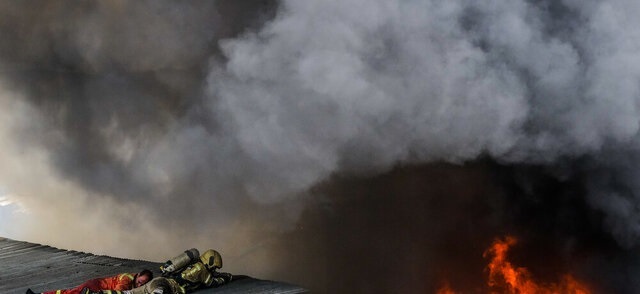 مهار حریق سنگین یک انبار در اهواز پس از 5 ساعت عملیات