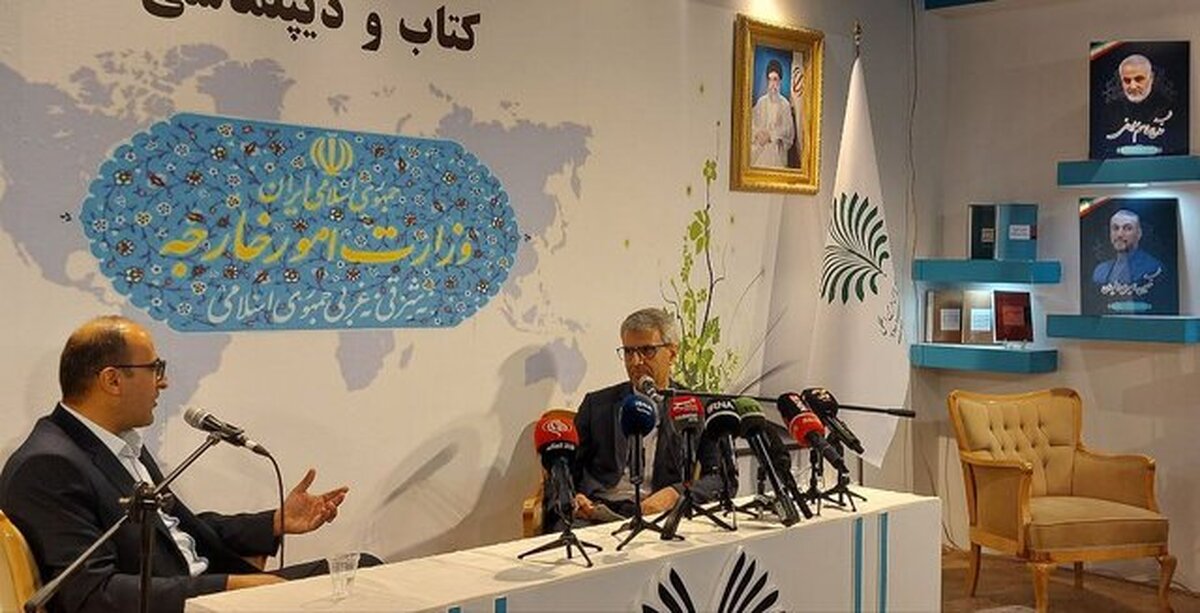 حضور بقائی در نمایشگاه کتاب تهران