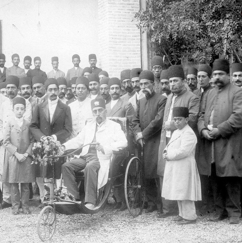 عکس/ «مظفرالدینشاه سوار بر سه چرخه عجیب اش»؛ دهه ۱۲۷۰ عکس/ «مظفرالدینشاه سوار بر سه چرخه عجیب اش»؛ دهه ۱۲۷۰