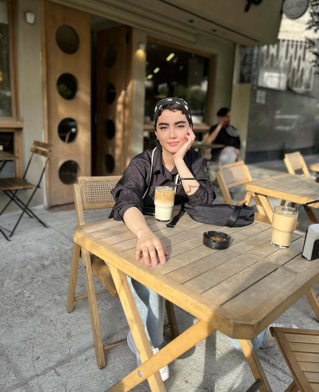 عکس/استایل بهاری بازیگر پایتخت در یک کافه خیابانی