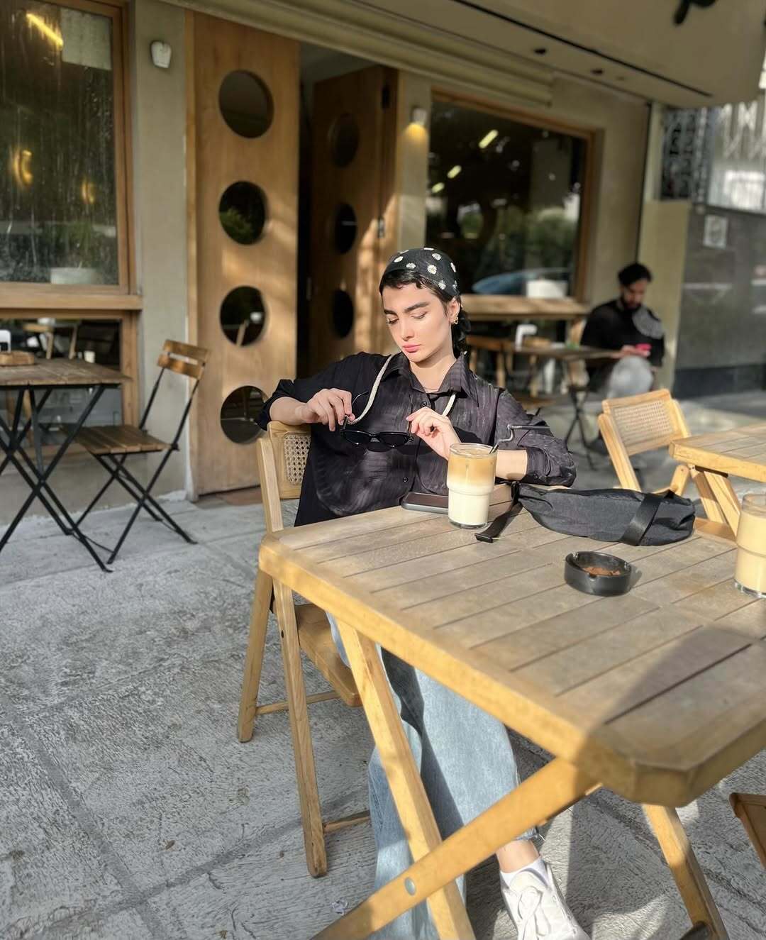 عکس/استایل بهاری بازیگر پایتخت در یک کافه خیابانی