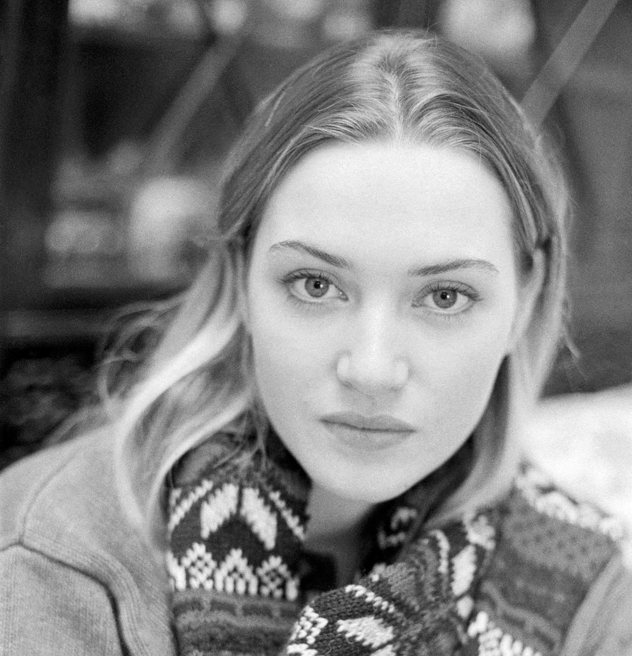 عکس/ «بازیگر نقش رز در فیلم تایتانیک» در ۲۰ سالگی؛ سال ۱۳۷۳