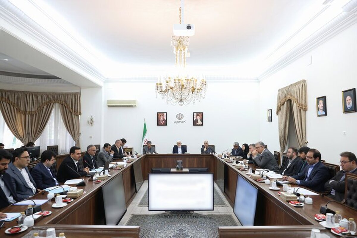 عارف: باید موانعی را که بر سر راه تولید است با سرعت بیشتری برطرف کنیم
