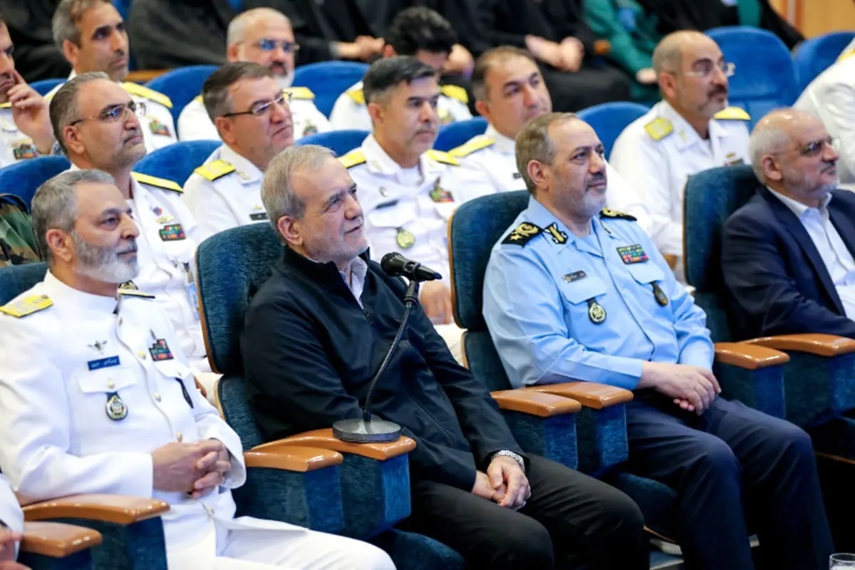 ارتباط برخط پزشکیان با فرماندهان ناوشکن دنا و زیردریایی فاتح