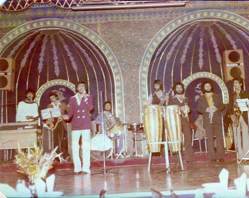 عکس/ «شهرام شب پره و گروه اش در حال اجرا در تهران»؛ سال ۵۵