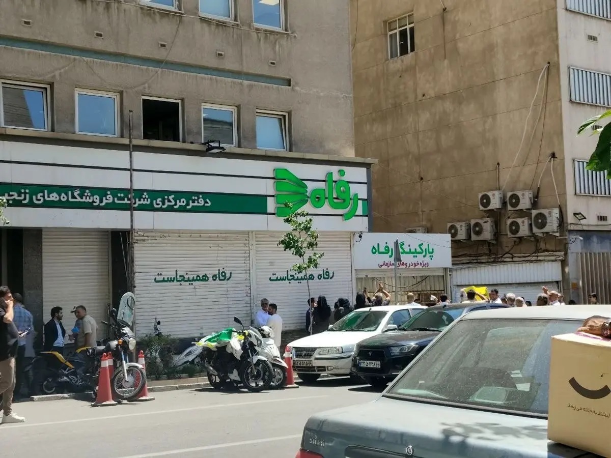 تجمع جمعی از نیرو‌های مخابرات و بازنشستگان
