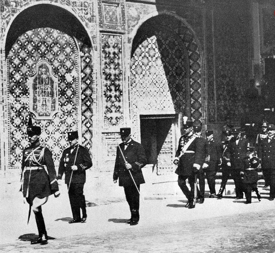 عکس/ «رضاخان در روز اول سلطنت اش در کاخ گلستان»؛ سال ۱۳۰۵ عکس/ «رضاخان در روز اول سلطنت اش در کاخ گلستان»؛ سال ۱۳۰۵