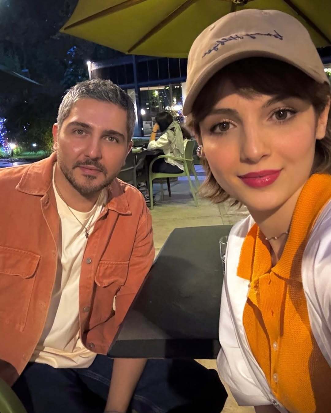 عکس/شب‌نشینی ۲ ستاره تاسیان در یک کافه دنج