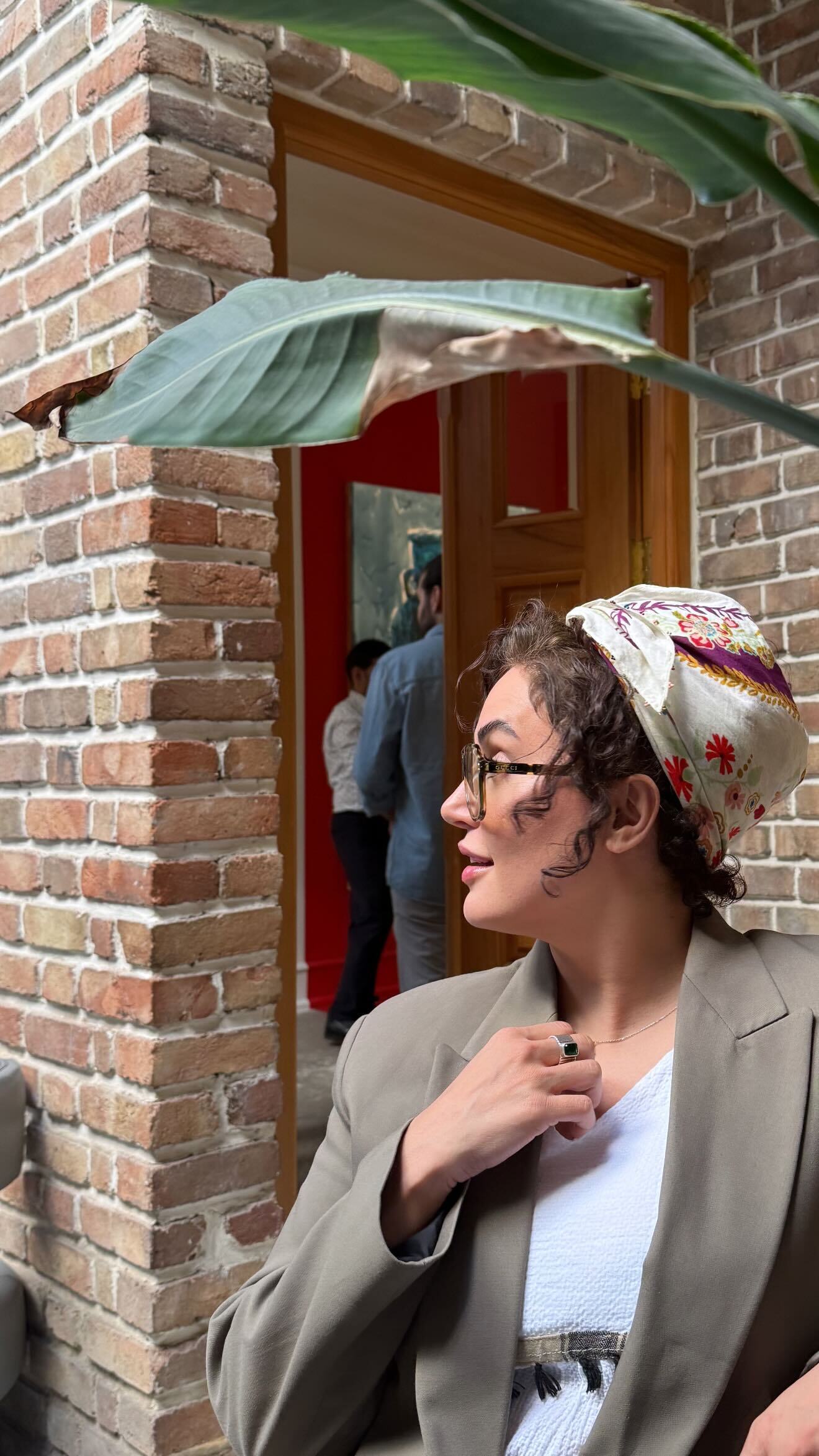 عکس/ژست هنری الناز شاکردوست در یک کافه زیبا