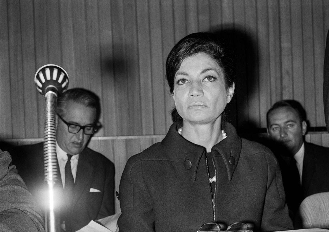 عکس/ «اشرف و شمس پهلوی در کنار فوزیه» در محوطه سعدآباد؛ سال 1318