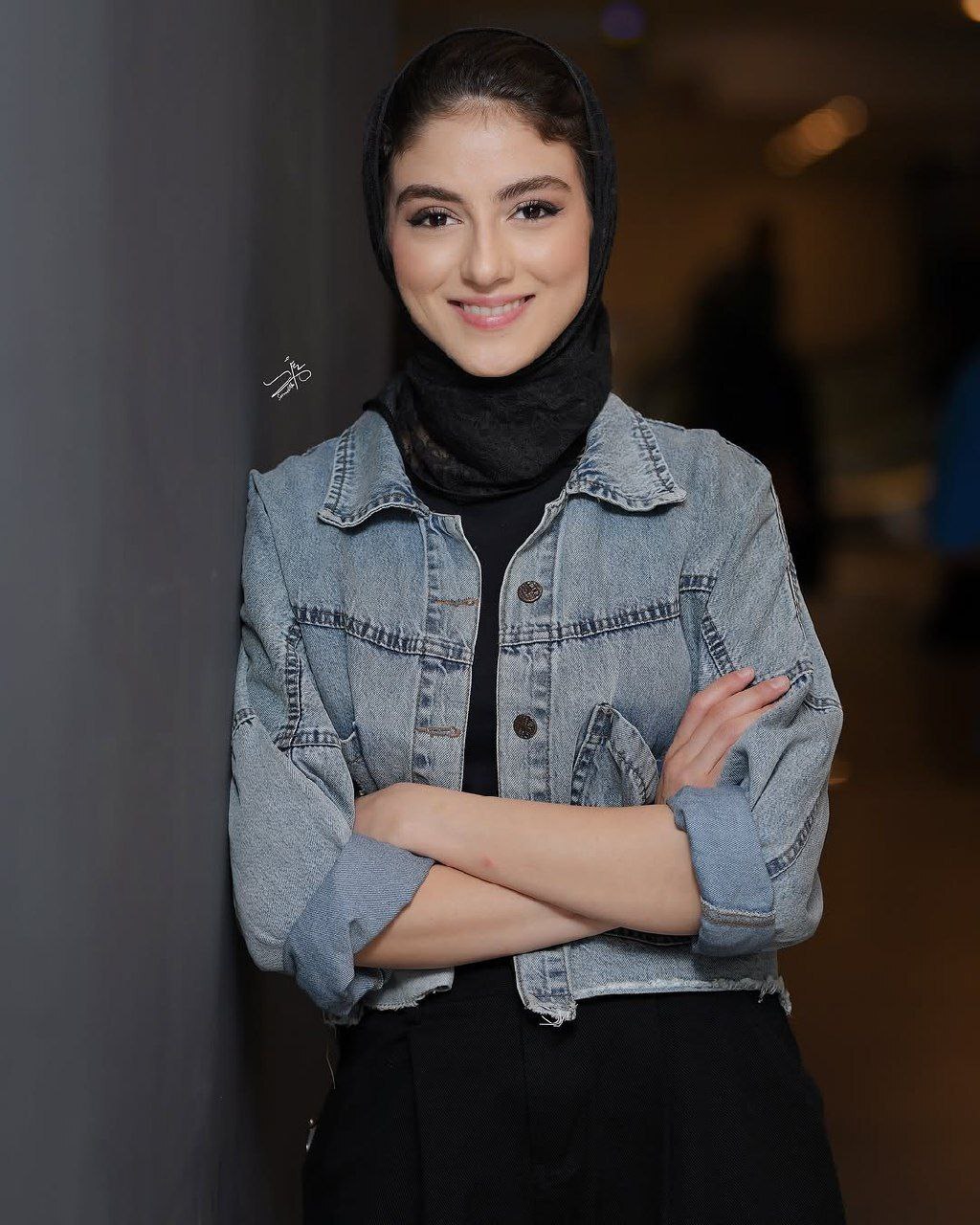 عکس/پردیس پورعابدینی با یک تیپ متفاوت در شیراز