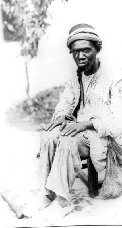 مادر ناصرالدین شاه در کنار «غلام آفریقایی‌اش، سلیم خان»