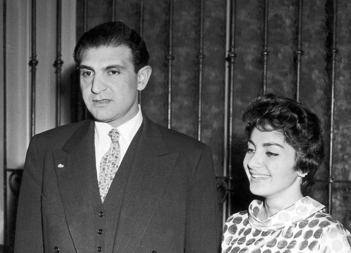 عکس/  «شهناز پهلوی در کنار پدرش در یک ورزشگاه در سوئیس»؛ سال ۳۸