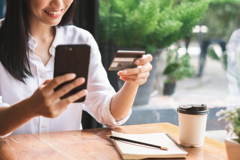 خرید بلیط هواپیما با تخفیف ویژه؛ چه زمانی قیمت‌ها پایین‌تر از همیشه است؟