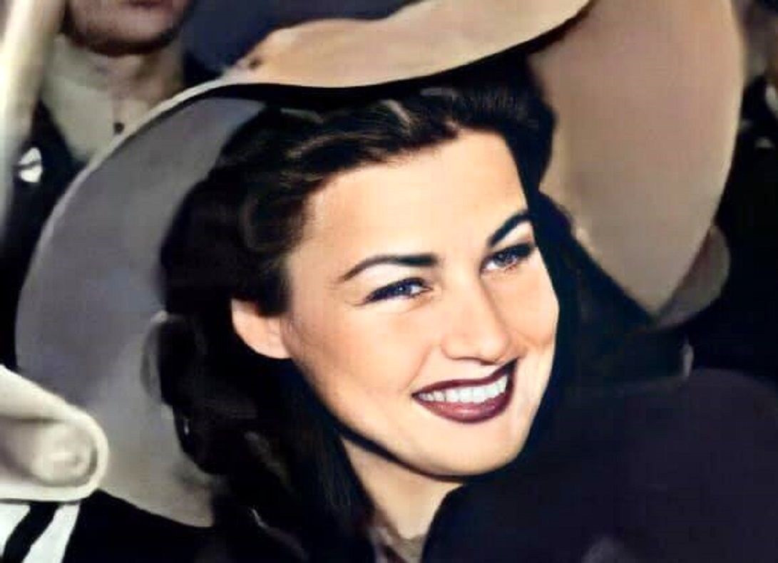 عکس/ «فوزیه فواد با لباس سلطنتی در قاهره مصر»؛ سال 1325