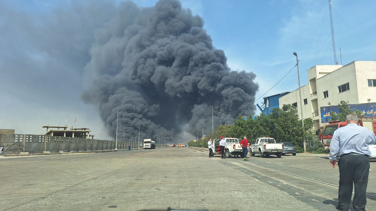 فیلم | انفجارهای جدید در بندرعباس / شدت آتش‌ در بندر شهید رجایی افزایش یافت