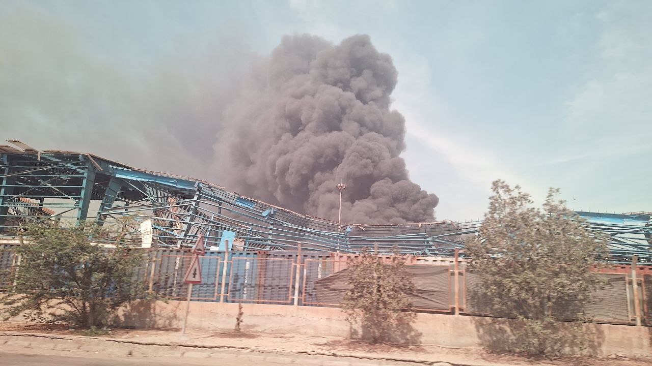 فیلم | تصاویر هوایی جدید از انفجار بندرعباس؛ اسکله شهیدرجایی همچنان می سوزد!