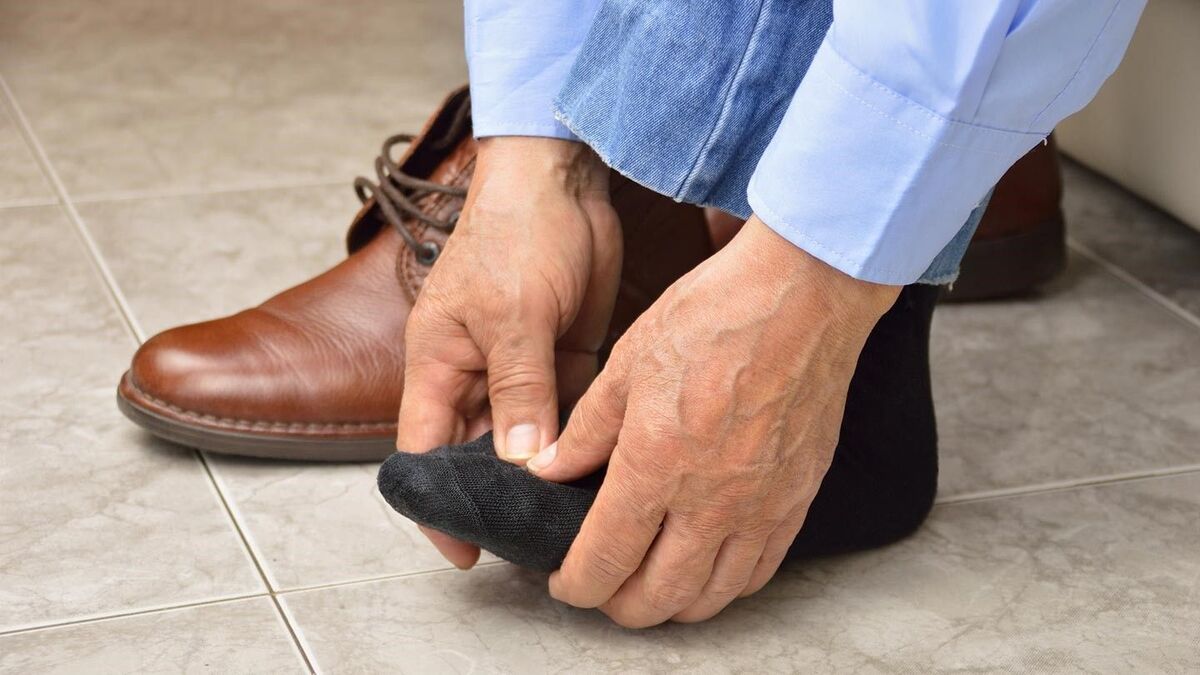 بی‌حسی یا گزگز پا‌ها چه دلایلی دارد؟