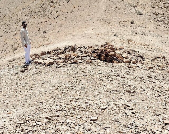 کشف سنگ گورِ پهلوی ساسانی در استان فارس + عکس کشف سنگ گورِ پهلوی ساسانی در استان فارس + عکس