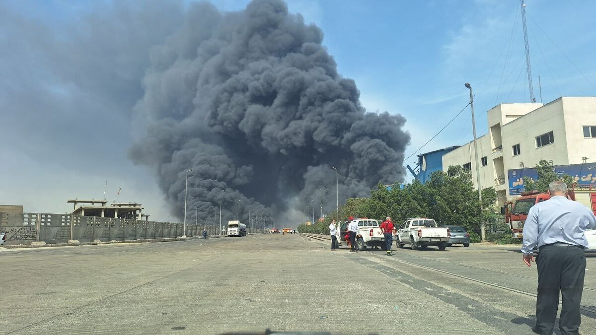 عملیات لکه‌گیری و آواربرداری بندرشهید رجایی ادامه دارد