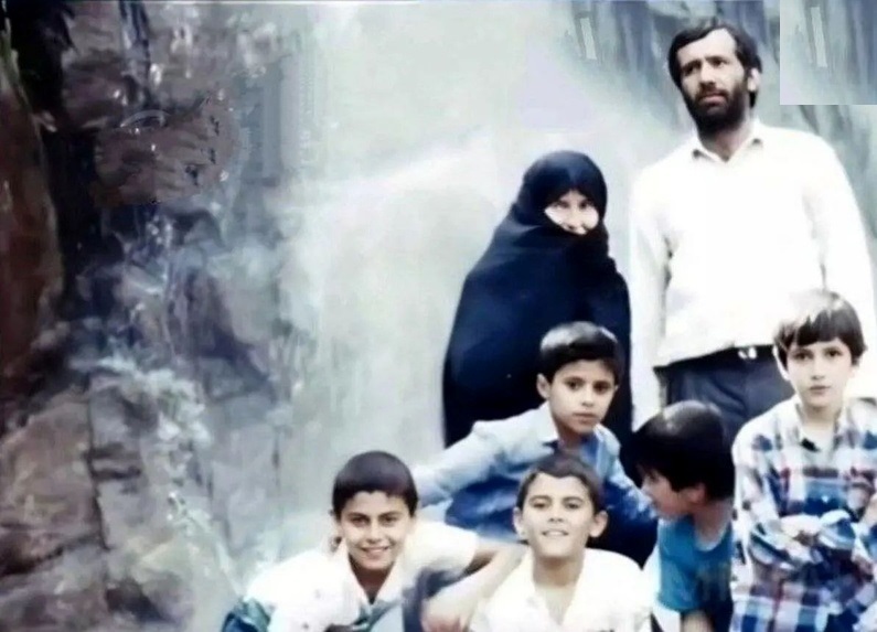 عکس/ «مسعود پزشکیان» و همسر مرحومش در کنار آبشار؛ دهۀ ۱۳۶۰ عکس/ «مسعود پزشکیان» و همسر مرحومش در کنار آبشار؛ دهۀ ۱۳۶۰